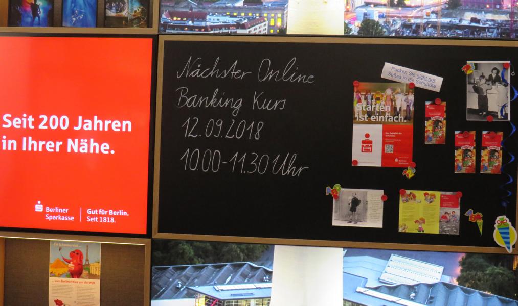 Foto: LSV Mitglieder informieren sich in der Filiale am Alex der Berliner Sprakasse.