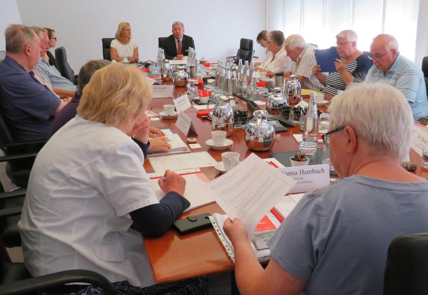 Foto: LSV Mitglieder informieren sich in der Filiale am Alex der Berliner Sprakasse.