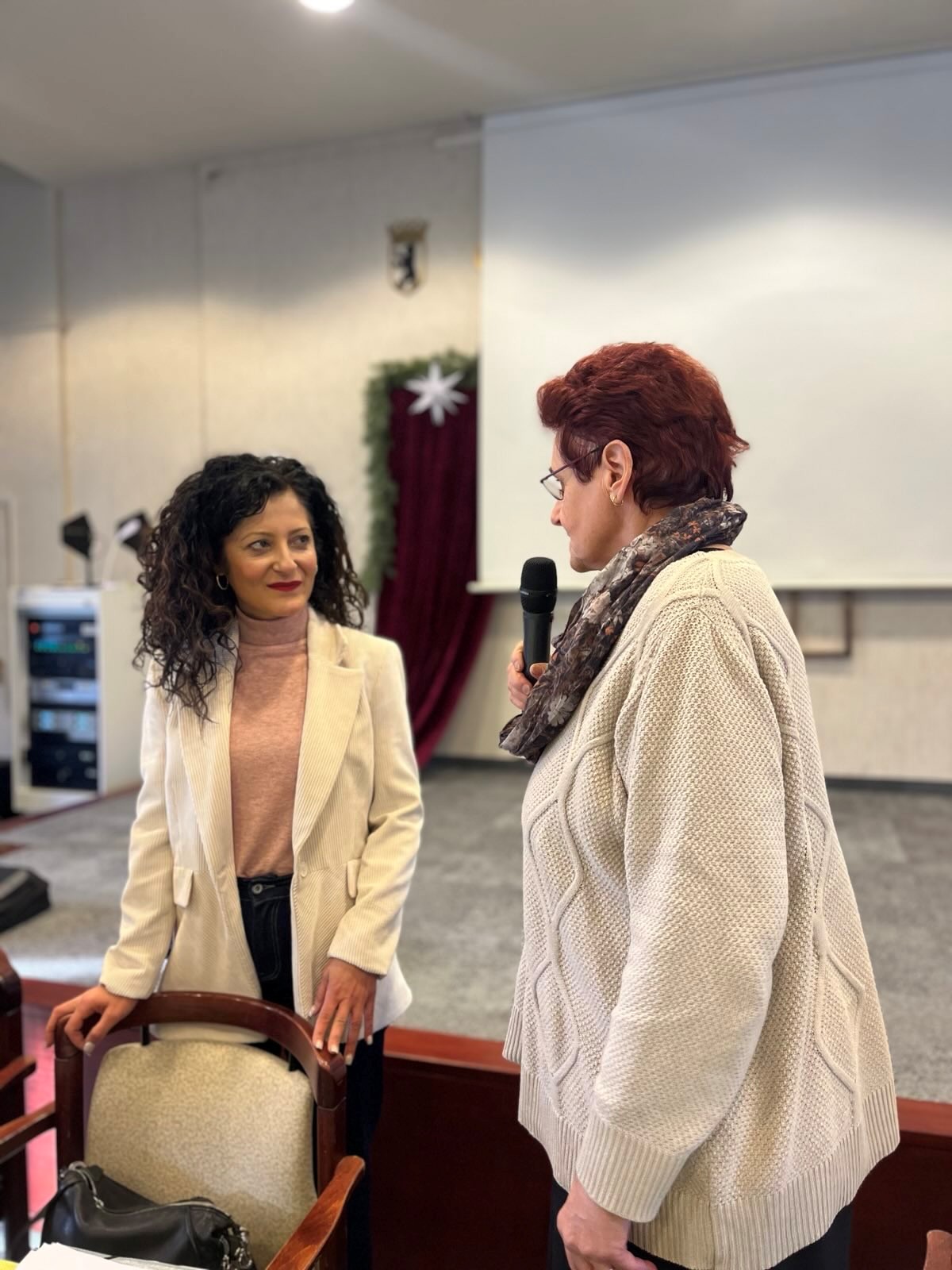 Senatorin Cansel Kiziltepe und Eveline Lämmer im Gespräch