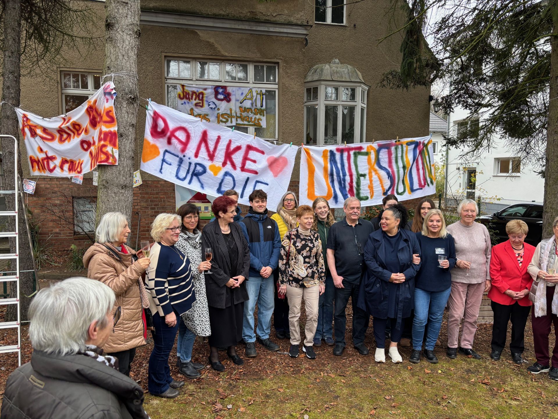 Personen vor der Stillen Straße 10