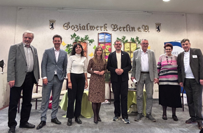 v.r.n.l: Erwin Bender, Steffen Krach (SPD), Elif Eralp (Die Linke), Dr. Ottilie Klein (CDU), Werner Graf (BÜNDNIS 90/DIE GRÜNEN) und Michael Lüders (BSW), Eveline Lämmer und Joachim Jetschmann